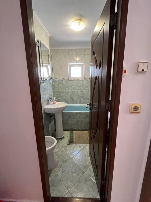 Inchiriez apartament  2 camere micro 17