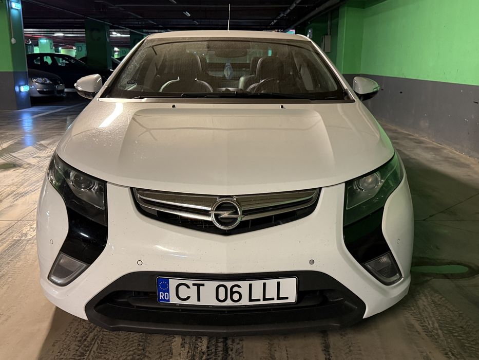 Inchiriere auto Seat Leon/Opel Ampera