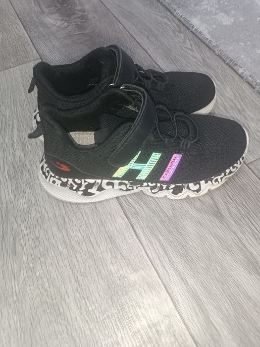 Продам кроссовки на мальчика