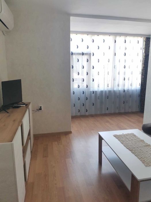 Нощувки в тристаен апартамент Център