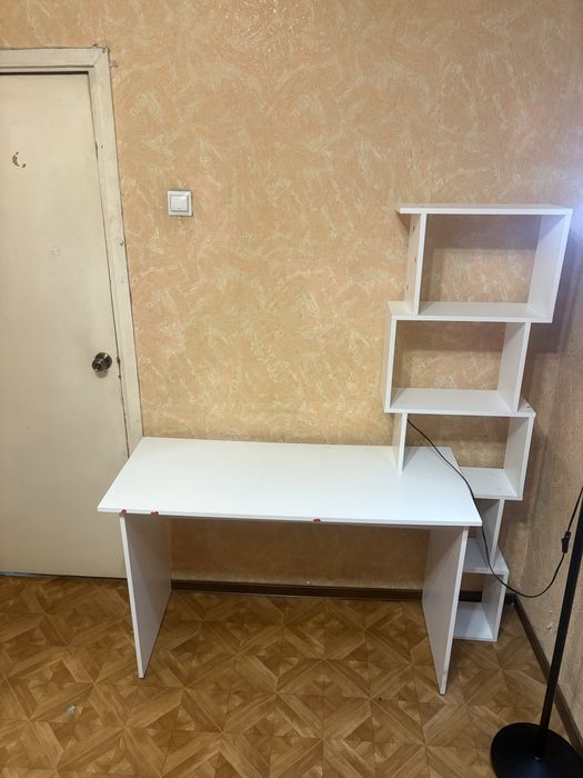 Компьютерный стол ,белый,с полками