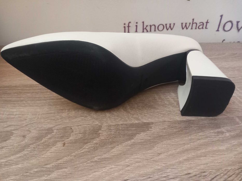 Бели/ Бежови обувки официални