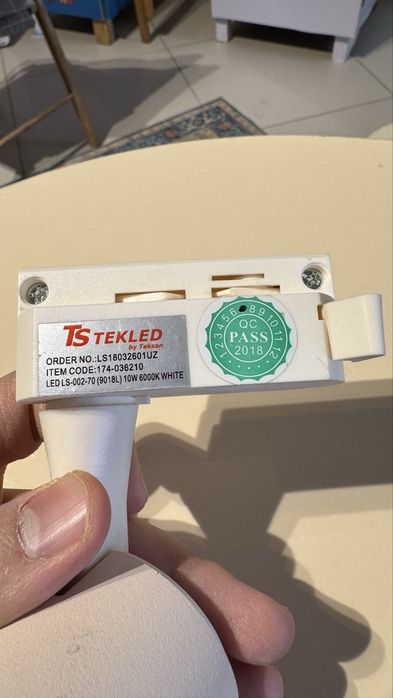 Продам трековые светильники