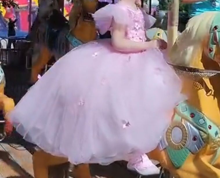 Продам шикарное платье на девочку