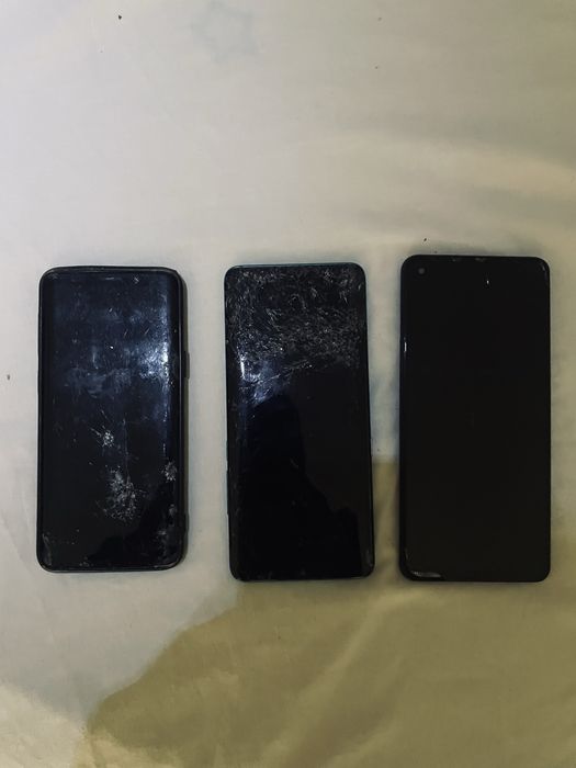 Vand aceste telefoane 2 din ele samsung