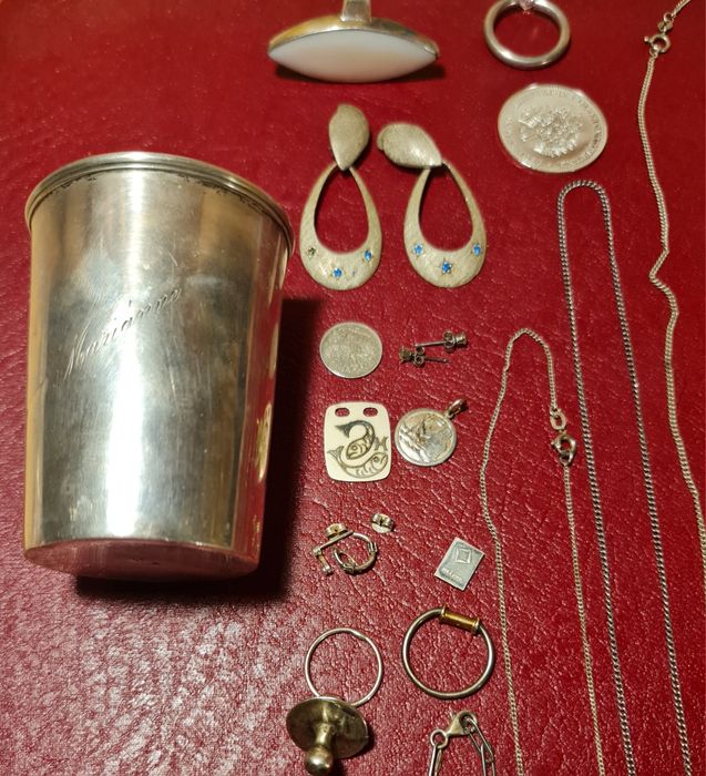 Diferite obiecte din argint 134 grame.