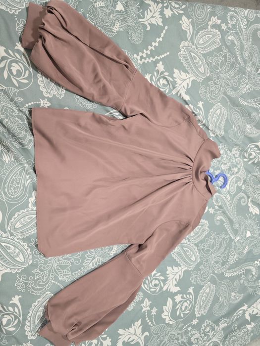 Красивая пудровая блузка