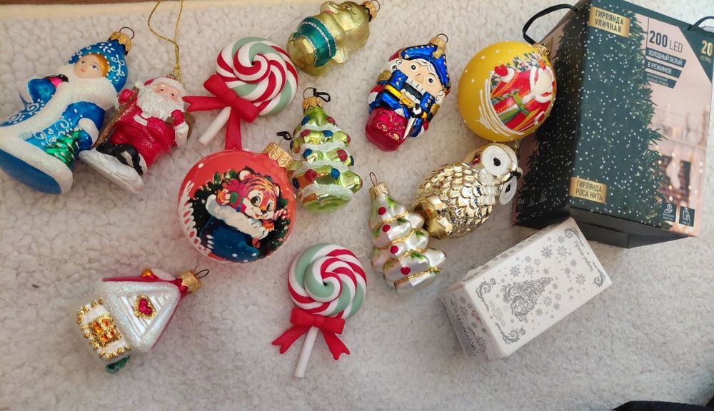 Елка вместе с игрушками и герляндой