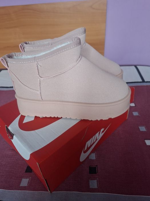 Vând Ghete Damă UGG  Italia Mărimea 37 Noi