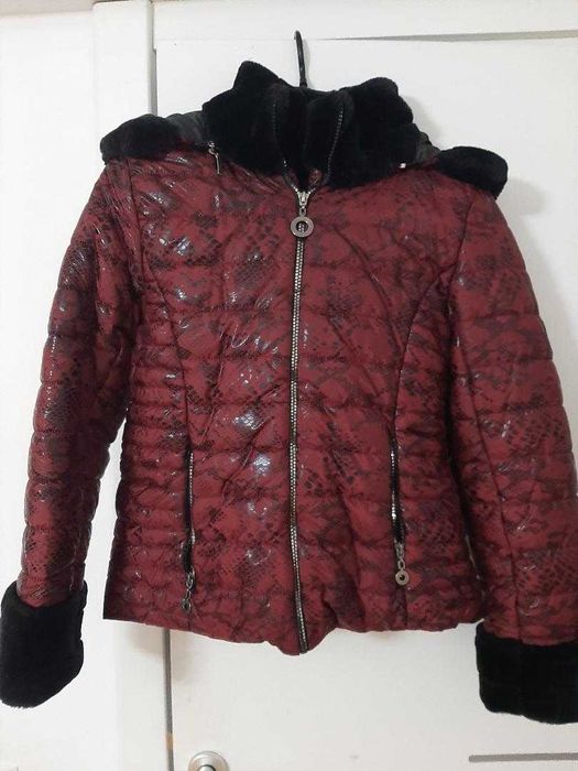 Geaca dama fas matlasata rosie cu imprimeuri negre, gluga, blanita, S