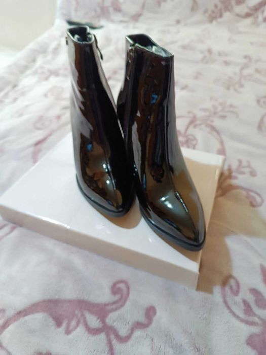 Дамски черни лачени боти