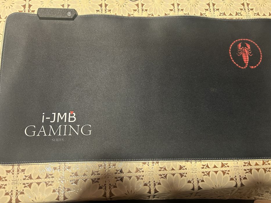 Продавам комплет мишка и покривало за бюро- пад RGB всичко работи