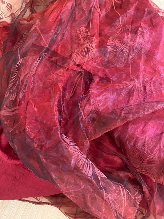 Луксозен плат/сребристо и винено червено и ефектно червено перде