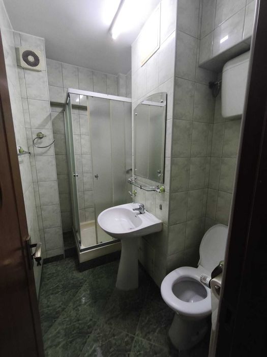 Vand apartament 4 camere , decomandat, mobilat si utilat, la autogara Militari et. 8/10