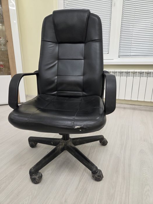 Продавам офис стол