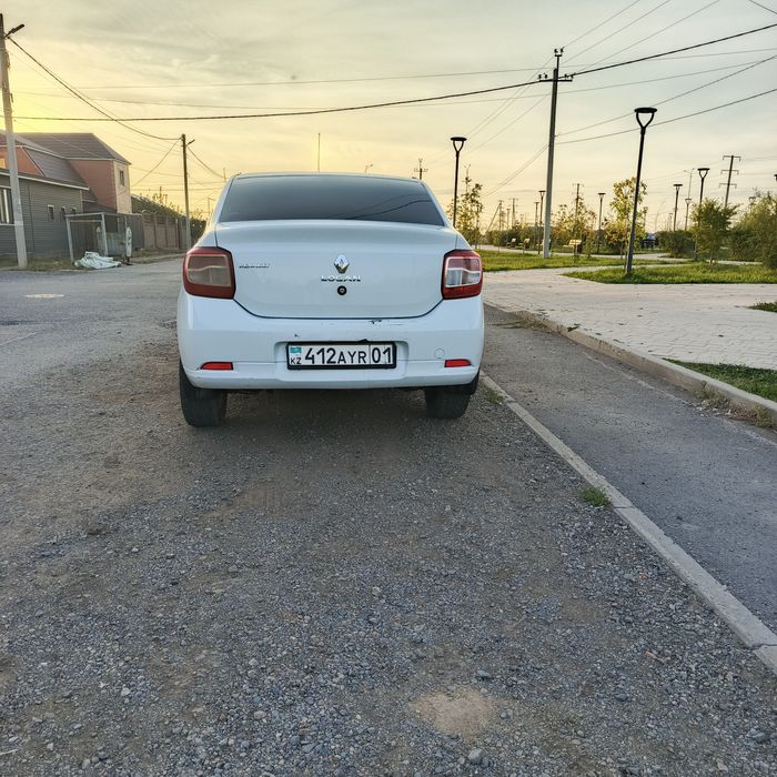Машина Рено Логан 2