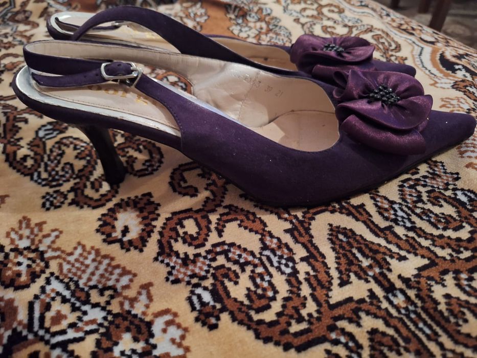 Продам вечерние красивые босоножки