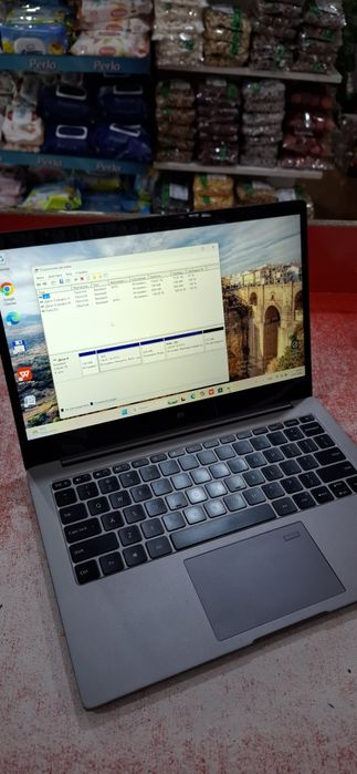 Noutbuk MI ideal holatda