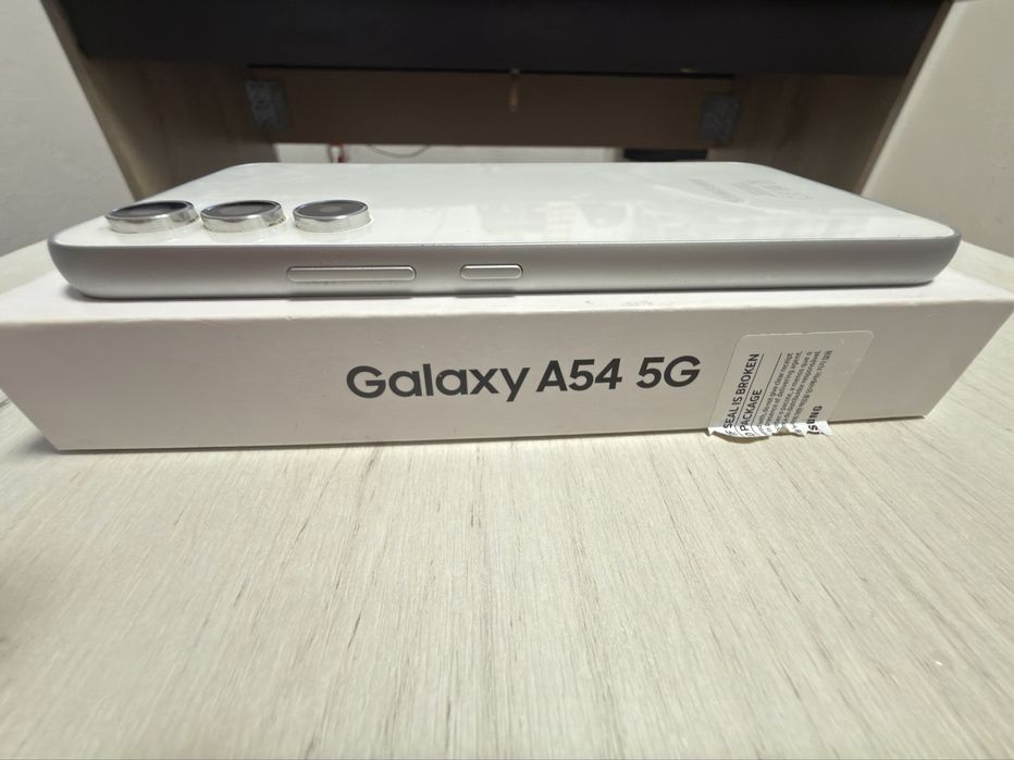 Samsung a54 5g в отлично състояние 128gb със оригинално зарядно 45w