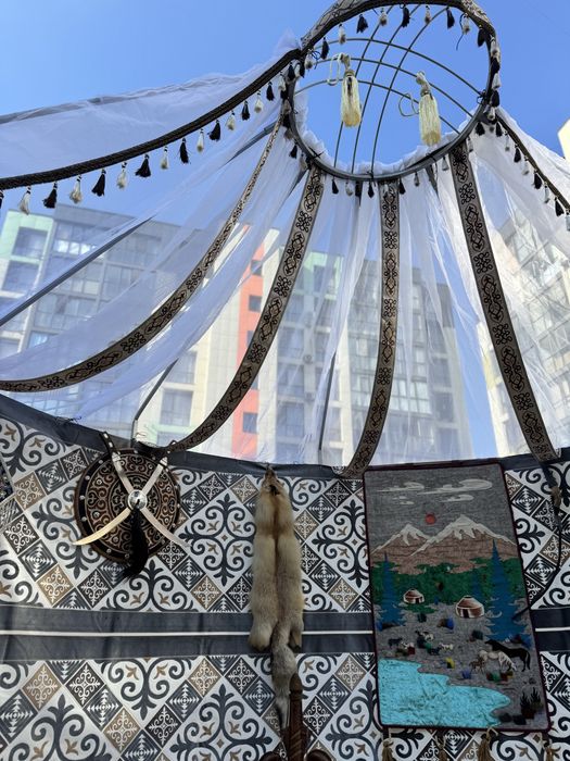 полуюрта жарты киіз үй