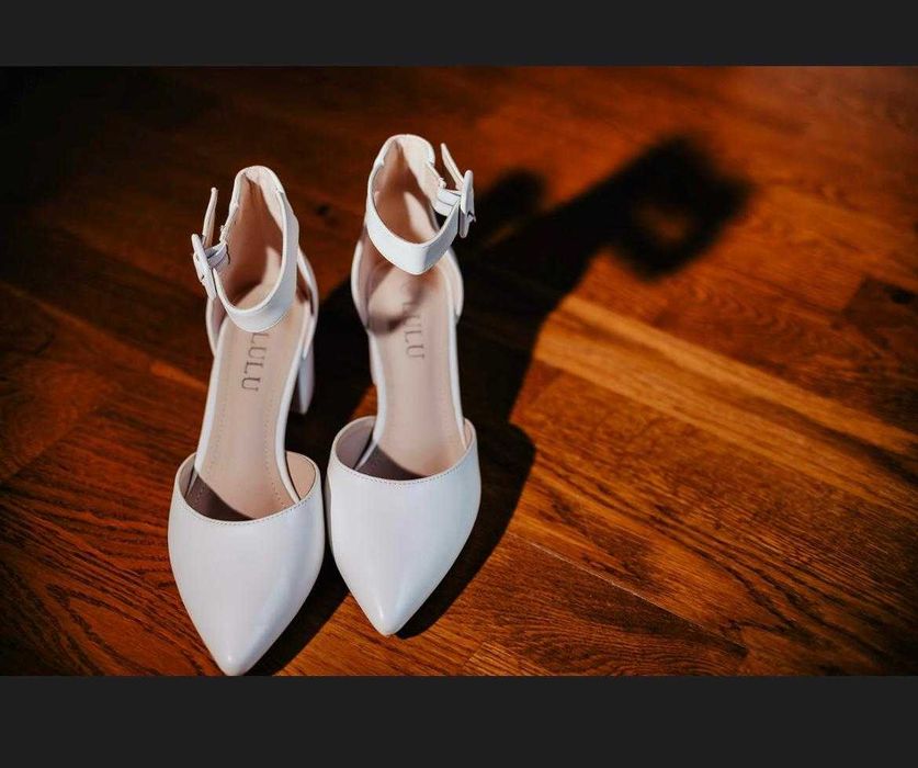 Rochie de mireasă + pantofi albi + voal scurt de vânzare