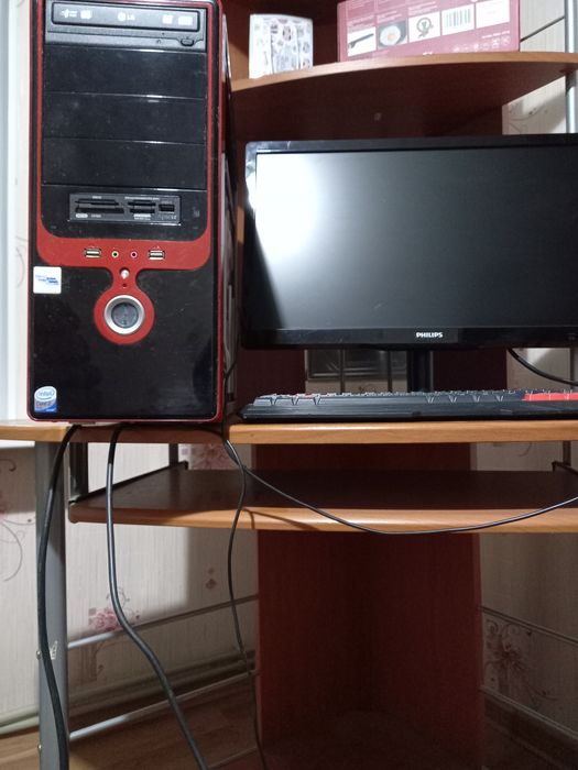 Компьютерный стол (угловой).