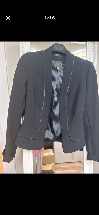 Elisabetta Franchi елегантно ново сако с брандирани елементи