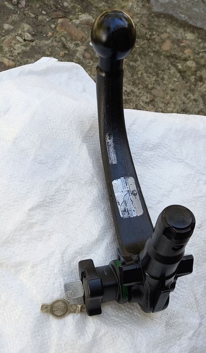 Продавам универсален, оригинален  свалям теглич за Тойота  Rav 4