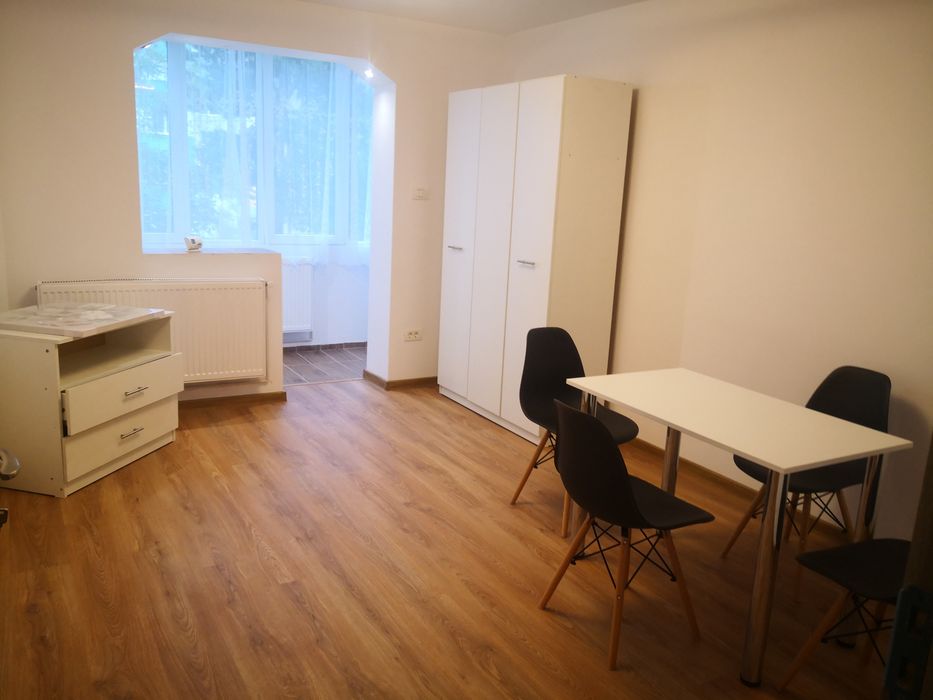 Inchiriez ap 2 camere, decomandat, et 1