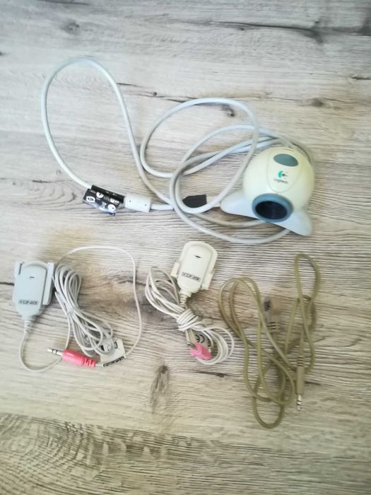 Безжични мишки за компютър, кабели и чинчове за стерео аудио и видео.