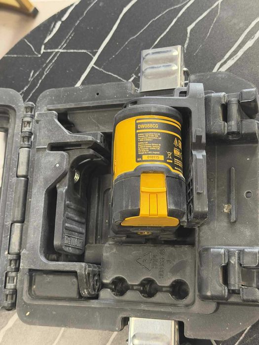 Продавам лазерен нивелир DEWALT