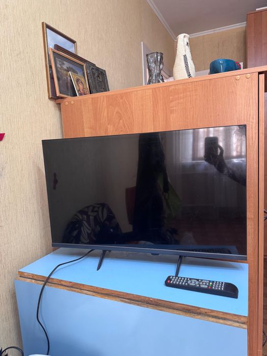 Кровать, телевизор, тумбочка
