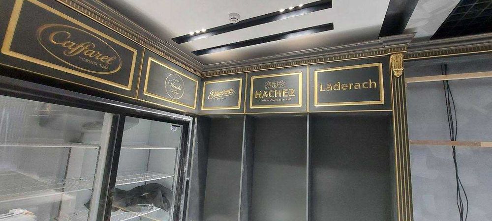 Mebel Vitrina sotiladi oziq ovqat do'koni uchun yasalgan