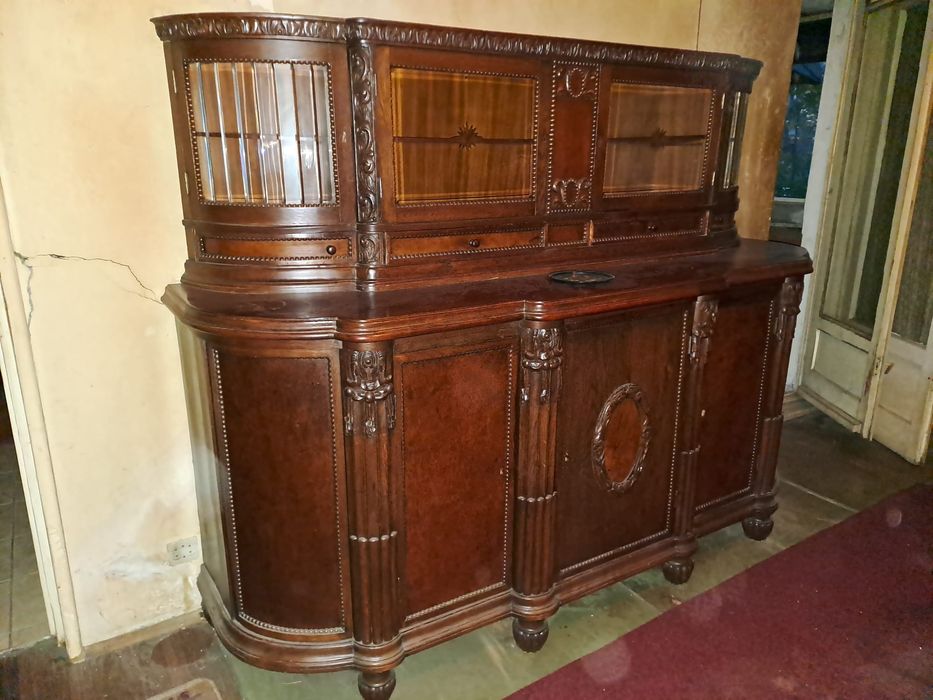 Mobilier vechi (bufet Empire, masa Brancoveneasca, lampa vintage)