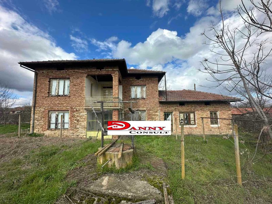 Двуетажна къща с двор и кладенец в с. Иванча