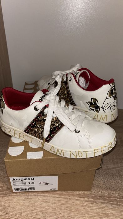 Adidasi Desigual accesorizați