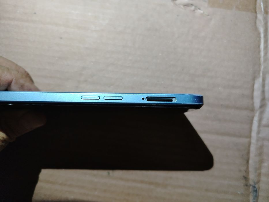 Oppo A77 cu display-ul defect (spart). Vibrează, se aud sunete. Pentru piese