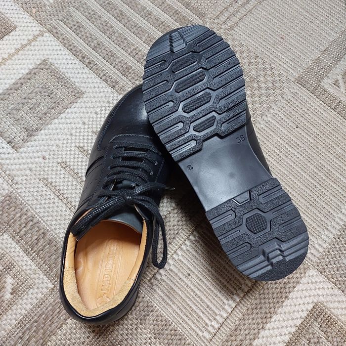 Продам кроссовки женские