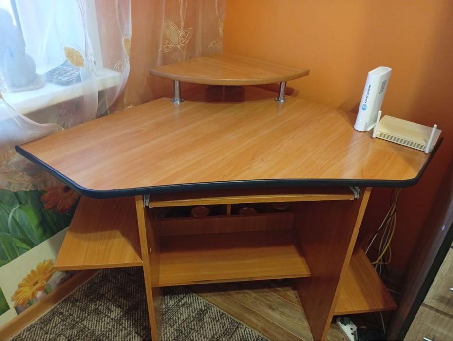 Продам компьютерный стол