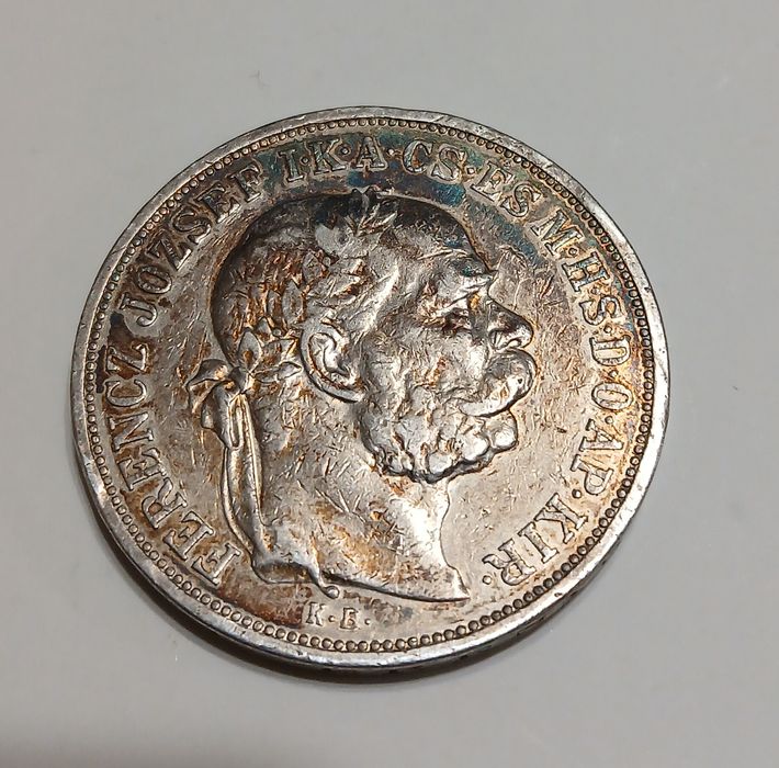Стара сребърна монета.