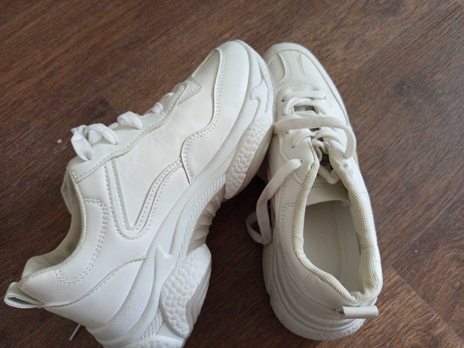 Кроссовки женские