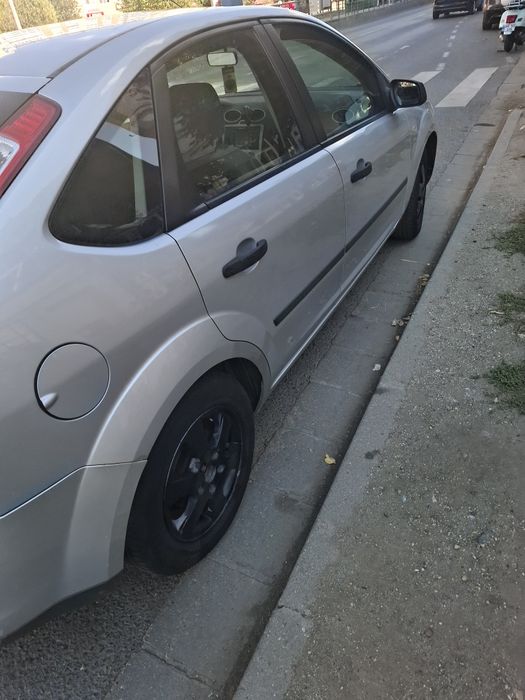 Vând urgent ford focus 1.6 diesel.  Klima geamurile electrice   înmatriculat