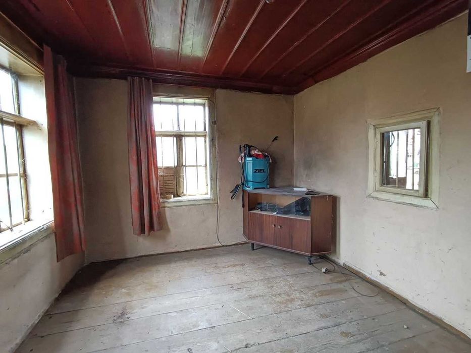 Двуетажна къща в село Драгижево