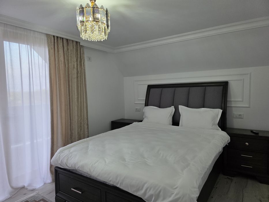 Vând pensiune 13 camere cu baie proprii