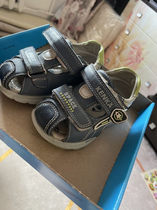 Продам детскую обувь