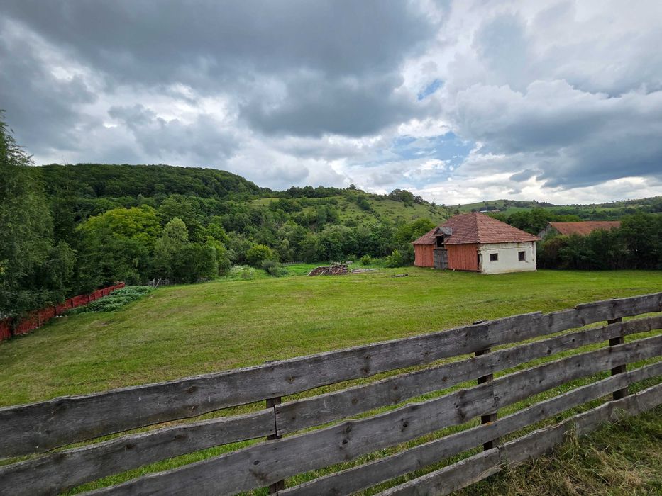 Teren intravilan 2.800 m² cu clădire, curent trifazic și pârâu – Ghipeș (25 min de Odorhei)