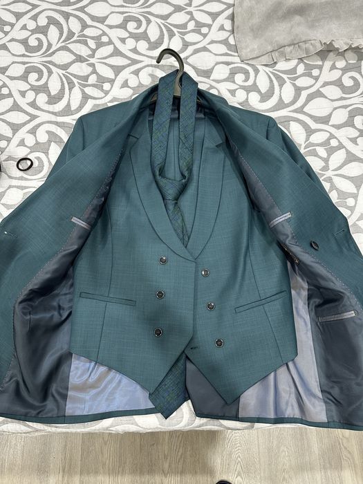Продаётся Зелёный классический костюм