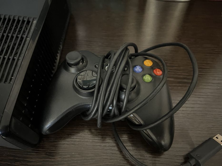 Продам XBOX 360 в отличном состоянии