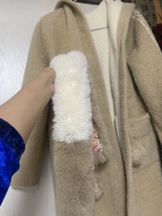 Kardigan ikki tomonla ogrib kiysa boladigan kapishoniyam bor