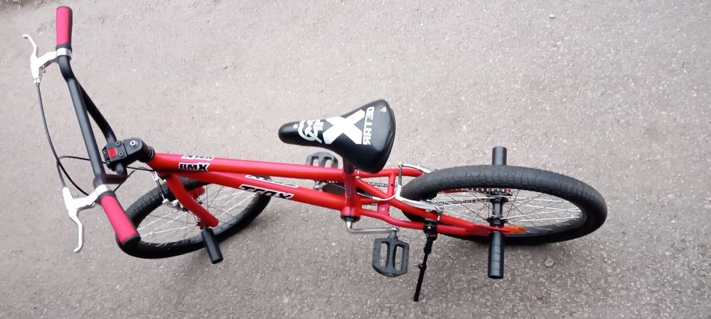 BMX cu roti pe 20 roșu cu negru